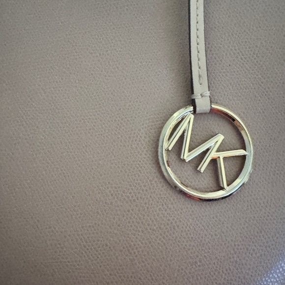 MICHAEL Michael Kors Tan Tote Bag with Gold Accents and Classic Shape - Picture 2 of 7